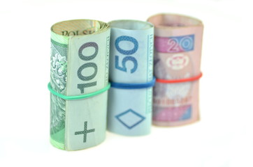 rulony polskich banknotów na białym tle