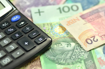 polskie banknoty i kalkulator
