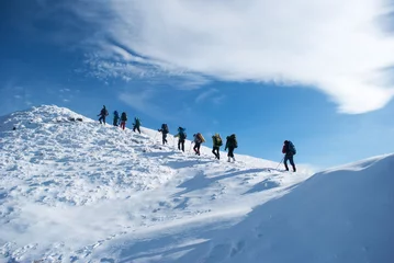 Keuken spatwand met foto hikers in a winter mountain © vronska