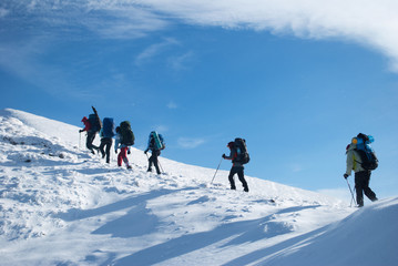 Fototapeta na wymiar Turystów w górach zimą