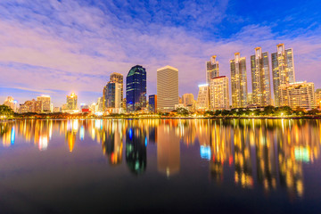 Fototapeta premium bangkok tajlandia nocne miasto w parku benjasiri