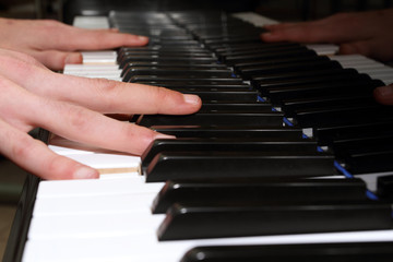 Obraz premium hands on the piano