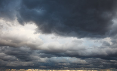 Fototapeta na wymiar Naturalne tło: burzliwe niebo