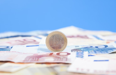 Euro Münze stabil auf Banknoten