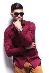 Obraz premium casual man touching his chin