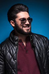 Obraz premium side of a young man with nice hairstyle and beard smiling