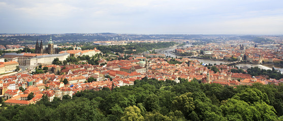 Naklejka na ściany i meble Panorama zabytkowego centrum Pragi.