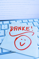 Notiz auf Computer Tastatur: Danke