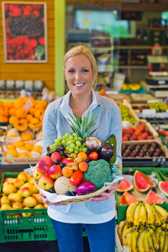 Frau am Obst und Gemüsemarkt