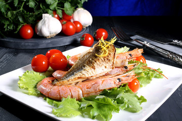 pesce gamberi alla griglia sfondo colorato