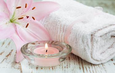 Obraz na płótnie Canvas lily flower and candle