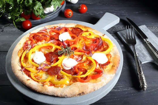 deliziosa pizza con peperoni e salame sfondo grigio