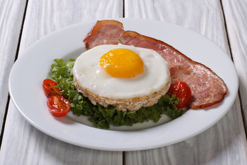 fried egg with bacon and rice cakes