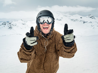 Fototapeta na wymiar Joyful snowboarder