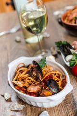 Spaghetti with mussels and tomato sauce