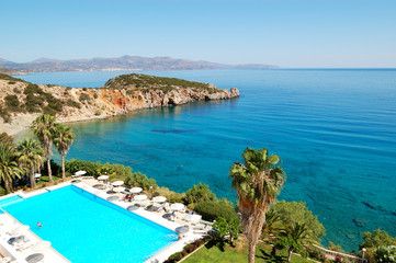 Naklejka na ściany i meble Basen na plaży luksusowy hotel, Kreta, Grecja