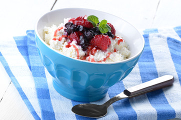 Cottage cheese with raspberries and blueberries