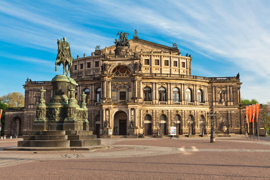 Semperoper mit K&ouml;nig Johann Denkmal