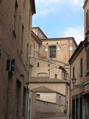 Fototapeta na wymiar Ferrara, wąska ulica średniowiecznych