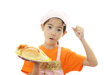 料理を楽しむ女の子