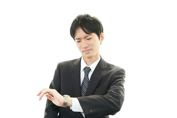 腕時計を見る男性