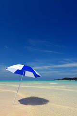 沖縄の美しいビーチとパラソル