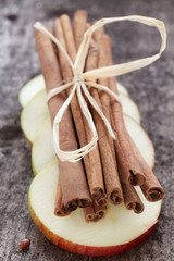 Zimtstangen und Apfelscheiben