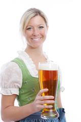 Hübsche Frau hält Bierglas