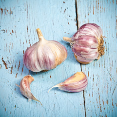 head of garlic on a cutting board close up