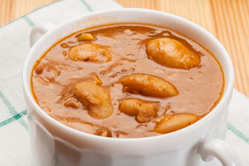 Bean in tomato sauce