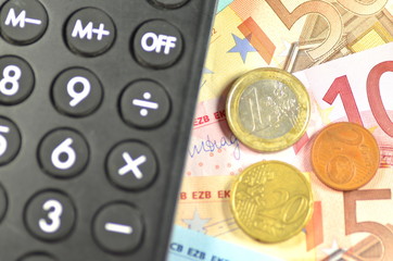 Banknoty euro, monety i kalkulator