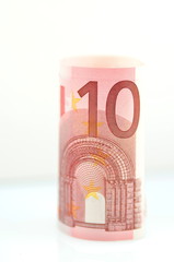 rulon banknotów euro na białym tle