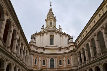 Fototapeta na wymiar Kościół S. Ivo alla Sapienza w Rzymie