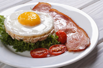 rice cakes with eggs, bacon, lettuce and tomato on the table