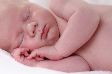 Baby schl&auml;ft