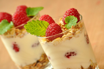 Dessert mit Himbeeren