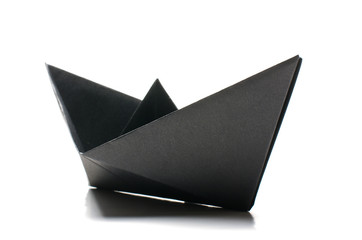 Fototapeta na wymiar Czarny statek origami