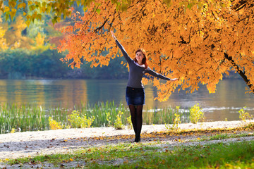 autumn girl in the park