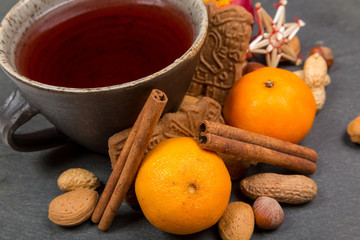 Weinnachtsdekoration mit Tee