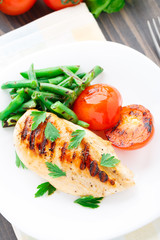 Grilled chicken with green beans and tomatoes