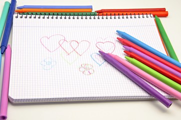 Cuaderno y lapices de colores