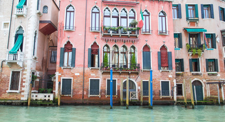 Fototapeta na wymiar Old Pink Building on Venice Canal