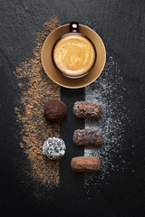 Truffe au cocolat sur Ardoise avec café expresso - obrazy, fototapety, plakaty