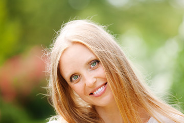 Naklejka premium smiling long-haired woman