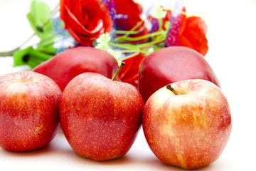 Naklejka na ściany i meble Rote frische Äpfel mit Blumen