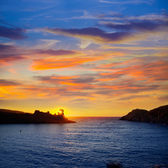 Fototapeta na wymiar Menorca Zachód słońca w Cala Morell SES Torretes plaży