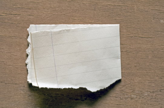 zettel auf holz