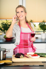 Obraz na płótnie Canvas Frau telefoniert in der Küche