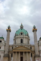 Fototapeta na wymiar Die berühmte Karlskirche auf dem Karlsplatz in Wien