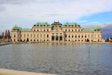 Fototapeta na wymiar Vorderansicht von Schloss Belvedere in Wien mit Teich